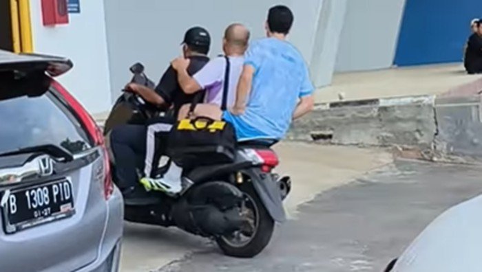 Momen Kocak Thom Haye Naik Motor Bonceng 3 di Bandung: Menjelajahi Performa dan Desain