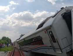 6 Fakta Mengerikan KA Anjlok di Bekasi, Perjalanan dari Jakarta Terhambat Sehari