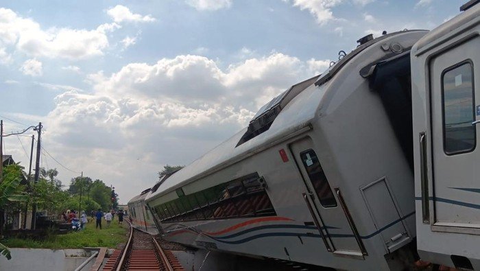 6 Fakta Mengerikan KA Anjlok di Bekasi, Perjalanan dari Jakarta Terhambat Sehari