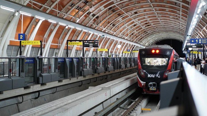 **Penumpang LRT Jabodebek Dievakuasi Jalan Kaki, Operator: Pilihan Terakhir**