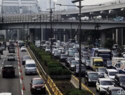 **”Senin Pagi, Kemacetan Massal di Tol Arah Jakarta, Warga Terjebak Lalin”**