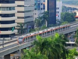 Waspada, LRT Jabodebek Dinilai Arogan! Komisi V DPR Siap Panggil Soal Penumpang Jalan Kaki di Lintasan