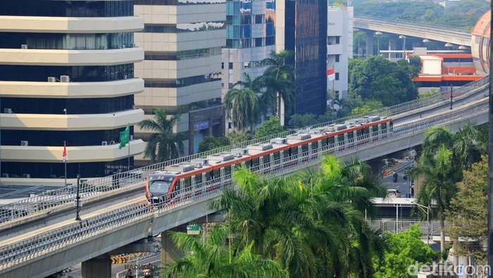 Waspada, LRT Jabodebek Dinilai Arogan! Komisi V DPR Siap Panggil Soal Penumpang Jalan Kaki di Lintasan