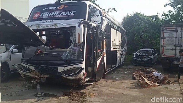 Tewasnya 3 Orang dan 20 Terluka, Penampakan Bus Terguling di Tol Batang Menyedihkan