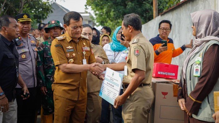 **Ahmad Luthfi Salurkan Bantuan Rp 410 Juta, Genuk Terima Harapan Baru di Tengah Banjir**