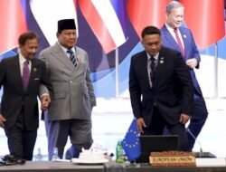 **”Prabowo dan Sultan Brunei: Momen Hangat di Panggung KTT ASEAN”**