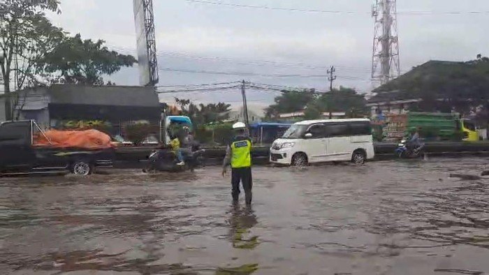 Banjir Pantura Semarang Mulai Surut, Motor Bisa Melintas - Update 1