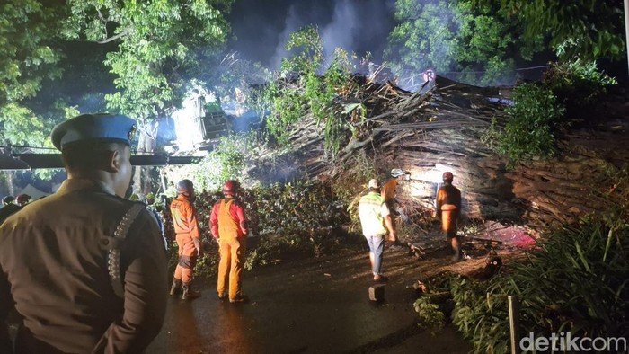 1. **Wali Kota Bogor: Penanganan Pohon Raksasa di Dekat Stasiun Bogor Diperkirakan Selesai Pagi Ini**