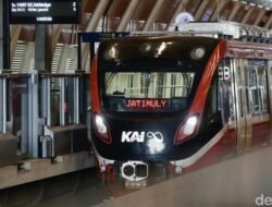 Krisis Transportasi! Penumpang LRT Dievakuasi Jalan Kaki di Lintasan Berbuntut Panjang