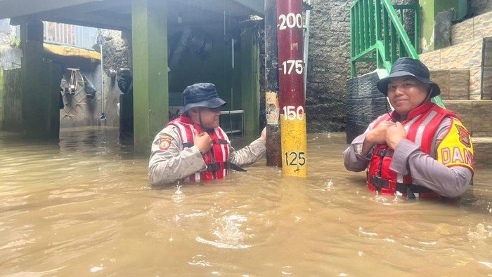 Banjir Menerjang Pemukiman Warga Kebon Pala, Ketinggian Air 1,2 Meter