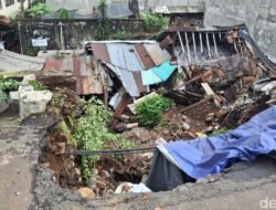 Warga Histeris Tebing di Bogor Longsor, Air Lalu Terjang Rumah-rumah!
