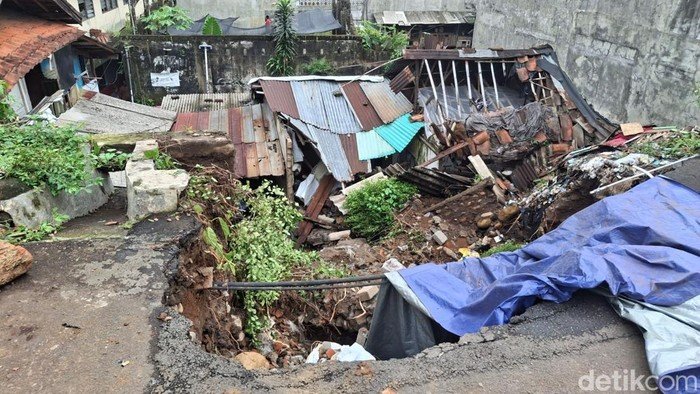 Tragedi di Bogor: Tebing Longsor, Air Menerjang Rumah Warga!