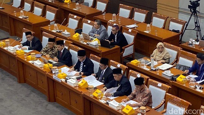 **26 Tahun Menunggu Haji, DPR Terpaksa Temukan Solusi!**
