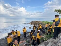 **Ribuan Personel Polda Sumbar Bersih-bersih Pantai Purus, Angkatan Bersatu demi Lingkungan!**