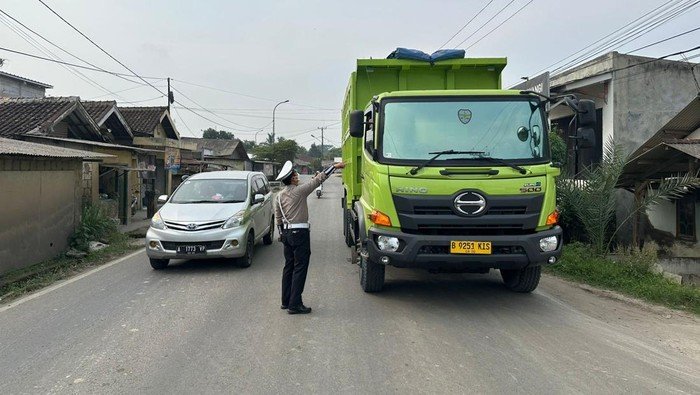 **Andra Soni Teken Kepgub, Truk Tambang di Banten Boleh Melintas di Jam Ini**