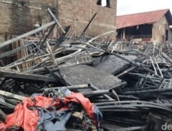 Detik-detik Kebakaran Hanguskan Gudang Dekorasi Pesta di Jaktim: Bencana Menyapu Saat Malam Gelap