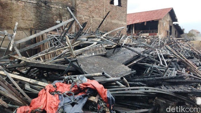 Detik-detik Kebakaran Hanguskan Gudang Dekorasi Pesta di Jaktim: Bencana Menyapu Saat Malam Gelap