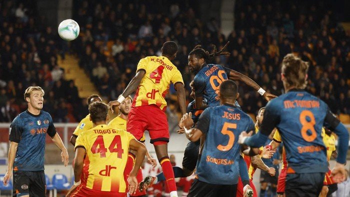 Skuat Napoli Bermain Aman, Namun Sempat Kehilangan Fokus di Menit Akhir Lecce Vs Napoli: Partenopei Menang Tipis 1-0