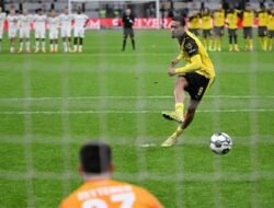 “Duel Tegang: Eintracht Frankfurt Vs Dortmund, Die Borussen Atur Kemenangan 4-2 di Penalti”
