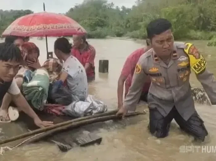 Polisi Kolaka Beraksi Cepat, Selamatkan Warga Tersesak Banjir di Watubangga