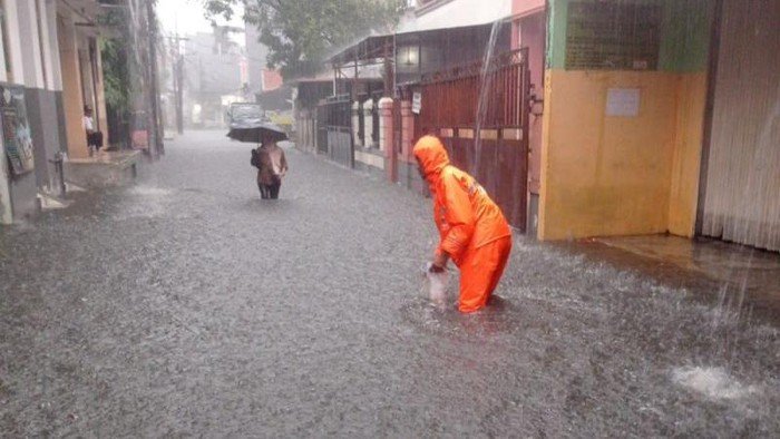 Hujan Deras dan Kali Meluap, 35 RT di Petogogan-Pela Mampang Jaksel Banjir: Warga Terjebak dalam Lumpur dan Ketidakpastian!