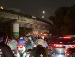 “Lalin TB Simatupang Macet Parah Malam Ini, Pemotor Sampai Matikan Mesin”