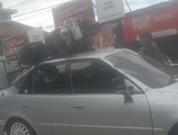 **Tragedi Jalanan: Tabrakan Maut di Cilegon, Motor Nyangkut di Atap Mobil!**