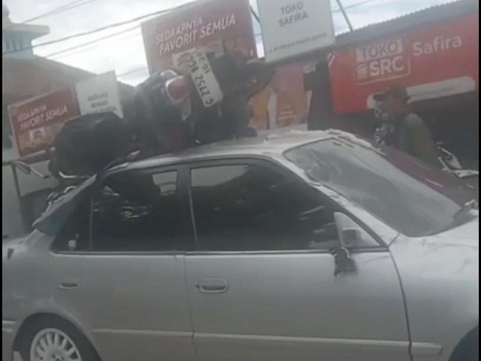 **Tragedi Jalanan: Tabrakan Maut di Cilegon, Motor Nyangkut di Atap Mobil!**