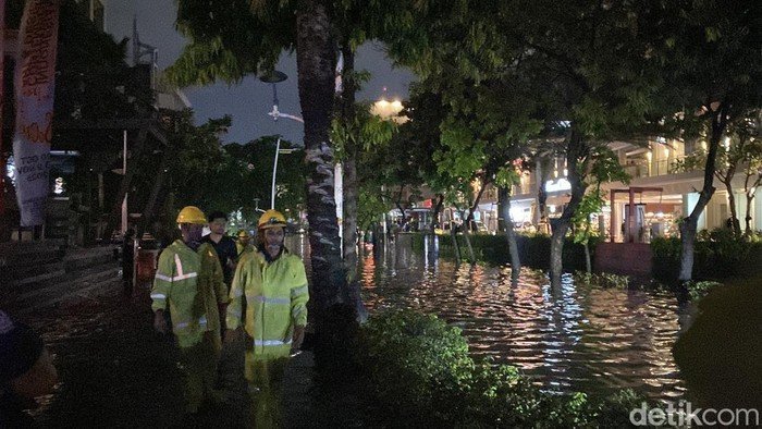 Banjir Jalan Kemang Raya Jaksel Malam Ini, Warga Terpaksa Naik Perahu Karet!