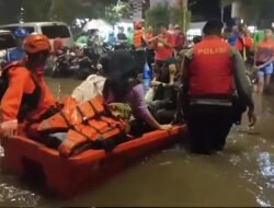 Brimob Polda Metro Turun Bantu Evakuasi Warga Terdampak Banjir di Jaksel – Update 1