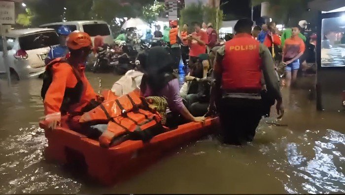 Brimob Polda Metro Turun Bantu Evakuasi Warga Terdampak Banjir di Jaksel - Update 1