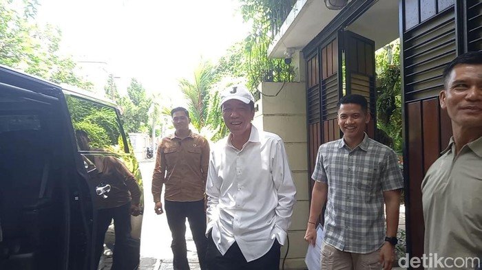 Jokowi Pakai Topi Inisial J, Apa Artinya? Terkuak!