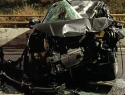 “Mobil Ringsek Usai Tabrak Pembatas Jalan di Jakbar, Korban Dibawa ke RS: Ini Kronologi Kejadian yang Mengerikan!” #BreakingNews #AccidentReport #JakartaUpdate #RoadSafety