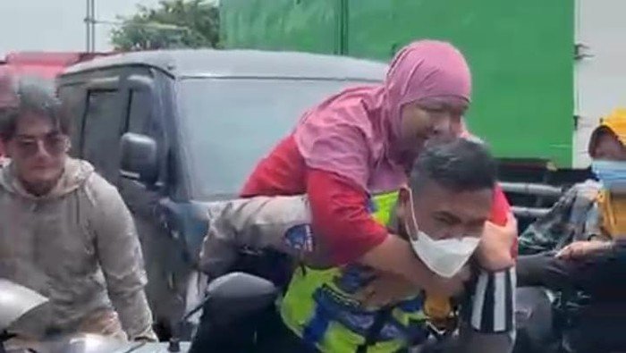 Polantas Berjibaku Bantu Warga dan Sopir Truk Terdampak Banjir di Kaligawe Semarang: Perjuangan Murni untuk Kemanusiaan