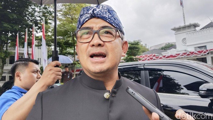 **Farhan Tanggap Kasus Erwin: Pemkot Bandung Komitmen Anti-Korupsi**