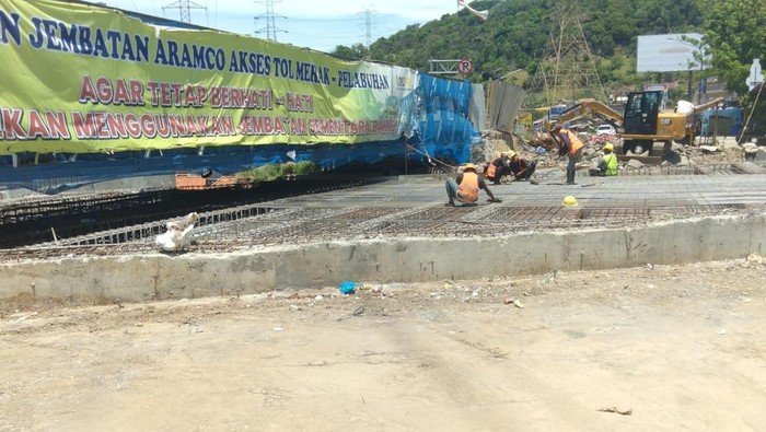 Jalan Cikuasa Atas Ditutup, Pengguna Jasa Angkutan Dalam Kecemasan!