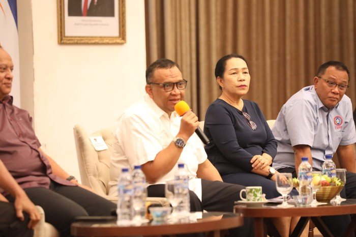 **Bincang Gaji Minimum: Wamenaker dan Serikat Pekerja Diadakan Dialog Bareng**