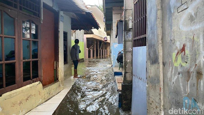 Tanggul Baswedan Jebol, 10 RT di Jati Padang Terendam Banjir-2 Rumah Rusak! Warga Terancam !!