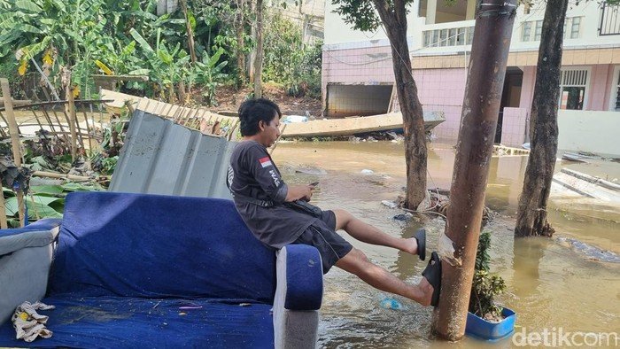 Ketua RW di Jati Padang: 