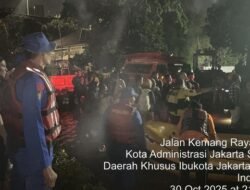 Ditpolairud Polda Metro Beraksi Cepat Bantu Warga Kebon Pala-Mampang Prapatan dari Banjir Bandang