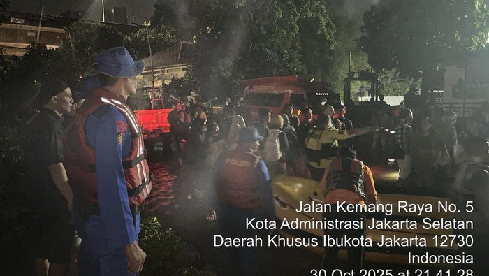 Ditpolairud Polda Metro Beraksi Cepat Bantu Warga Kebon Pala-Mampang Prapatan dari Banjir Bandang