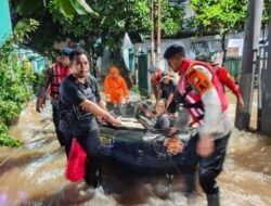 Brimob Polda Metro Siagakan SAR dan Evakuasi di Tengah Banjir Pondok Aren