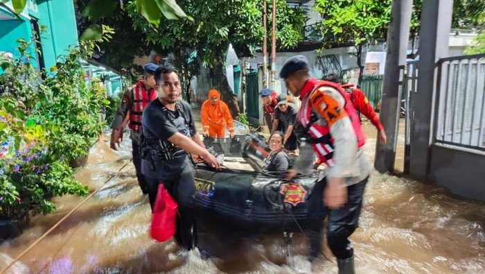 Brimob Polda Metro Siagakan SAR dan Evakuasi di Tengah Banjir Pondok Aren