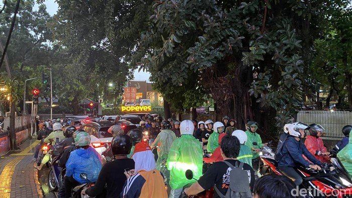 Pedagang Curhat Pegel Dorong Gerobak saat Terjebak Banjir-Macet di Kemang: Nasib Tak Mulus Umat Pedagang di Ibukota