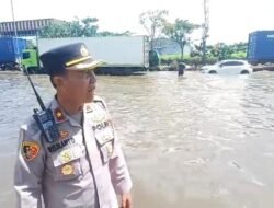 Jalan Raya Kaligawe Semarang Masih Tergenang Siang Ini: Genangan Mengganggu Lalu Lintas