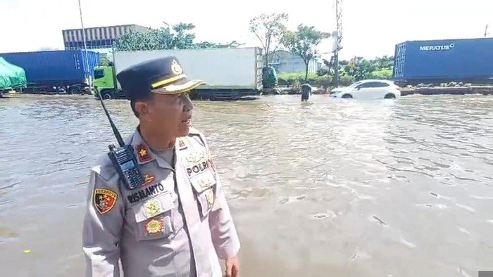 Jalan Raya Kaligawe Semarang Masih Tergenang Siang Ini: Genangan Mengganggu Lalu Lintas