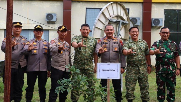 Danrem Wira Bima Tanam Pohon di Polres Siak, Dukung Green Policing: Langkah Nyata untuk Bumi yang Lebih Hijau!
