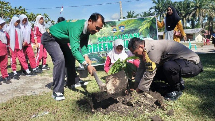 **Polres Rohul Serentak Tanam 22 Pohon, Wujudkan Green Policing yang Berdampak**