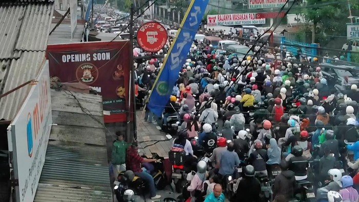 Jalur Puncak Bogor Terjangkit Kemacetan Parah, Polisi Cari Solusi One Way