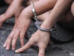 2 Pria di Tambora Jakbar Nekat Curi Sekarung Paket saat Kurir Salat: Waspada Pencurian di Zona Religi!